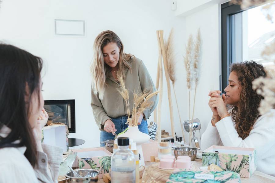 Hôtesse Alia Nature découvrant les produits naturels lors d'un atelier à domicile