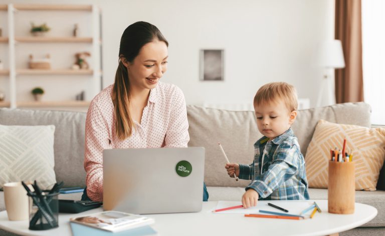 Une maman, conseillère chez Alia Nature travaille à domicile avec son enfant. Travail à domicile. Vente à domicile indépendante.
