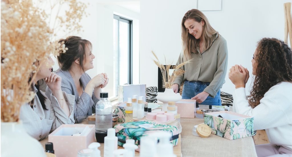 Atelier avec une conseillère et ses clientes. Souriante. Travail à domicile. Vente à domicile indépendante.